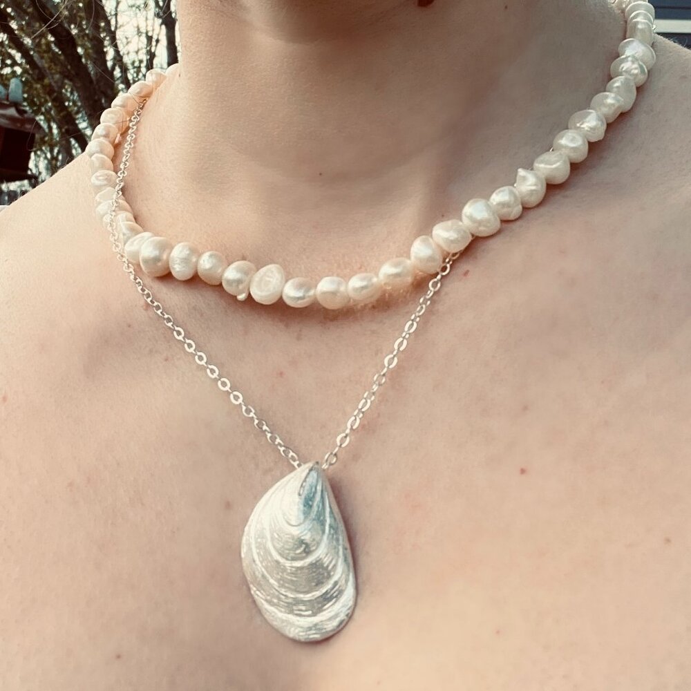 NEW - SEASHELL AND FRESHWATER WHITE PEARL NECKLACE SET